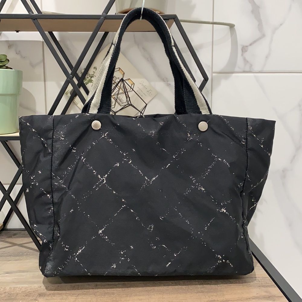 CHANEL
Travel Ligne Tote